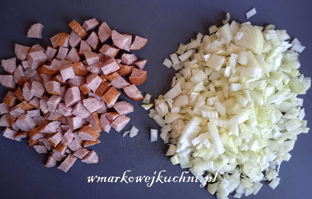 Pokrojona kiełbasa i cebula