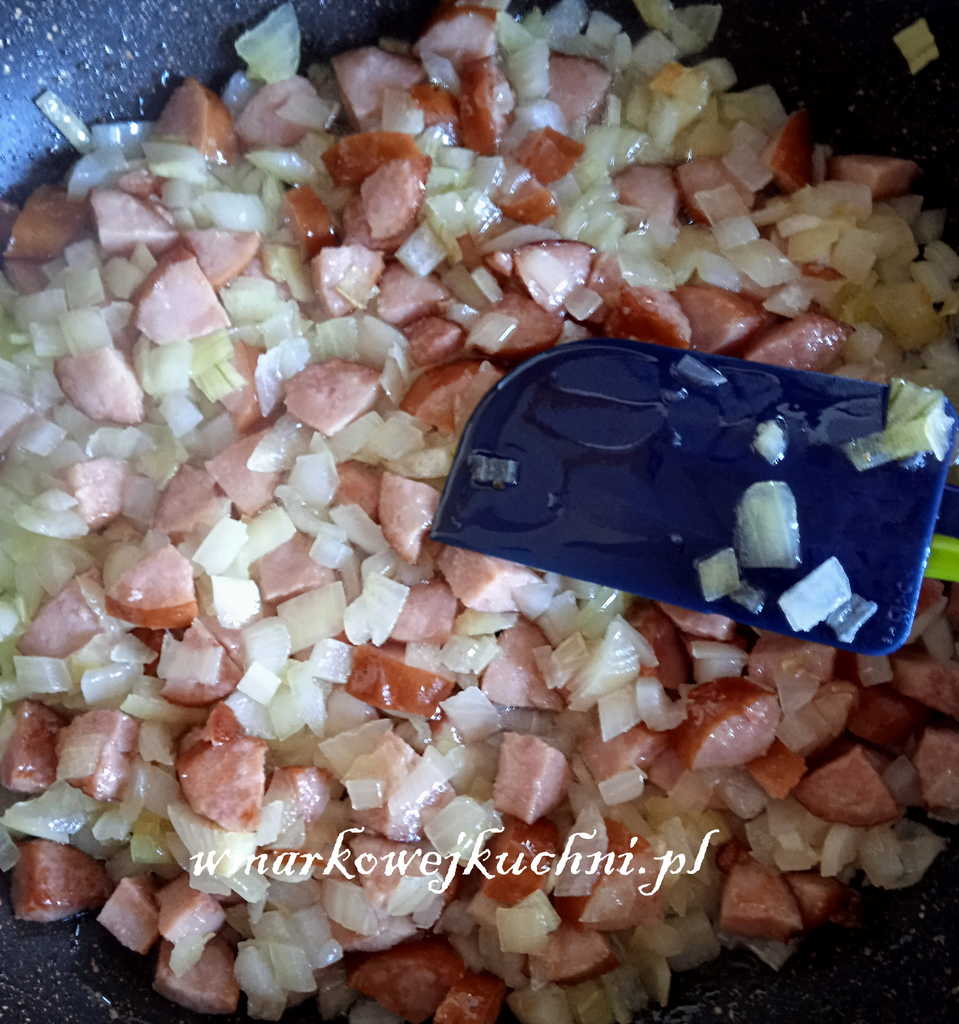 Smażona kiełbasa i cebula