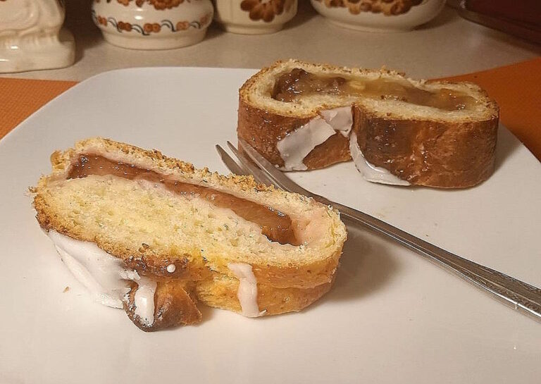Strucla drożdżowa ze śliwkami i jabłkami