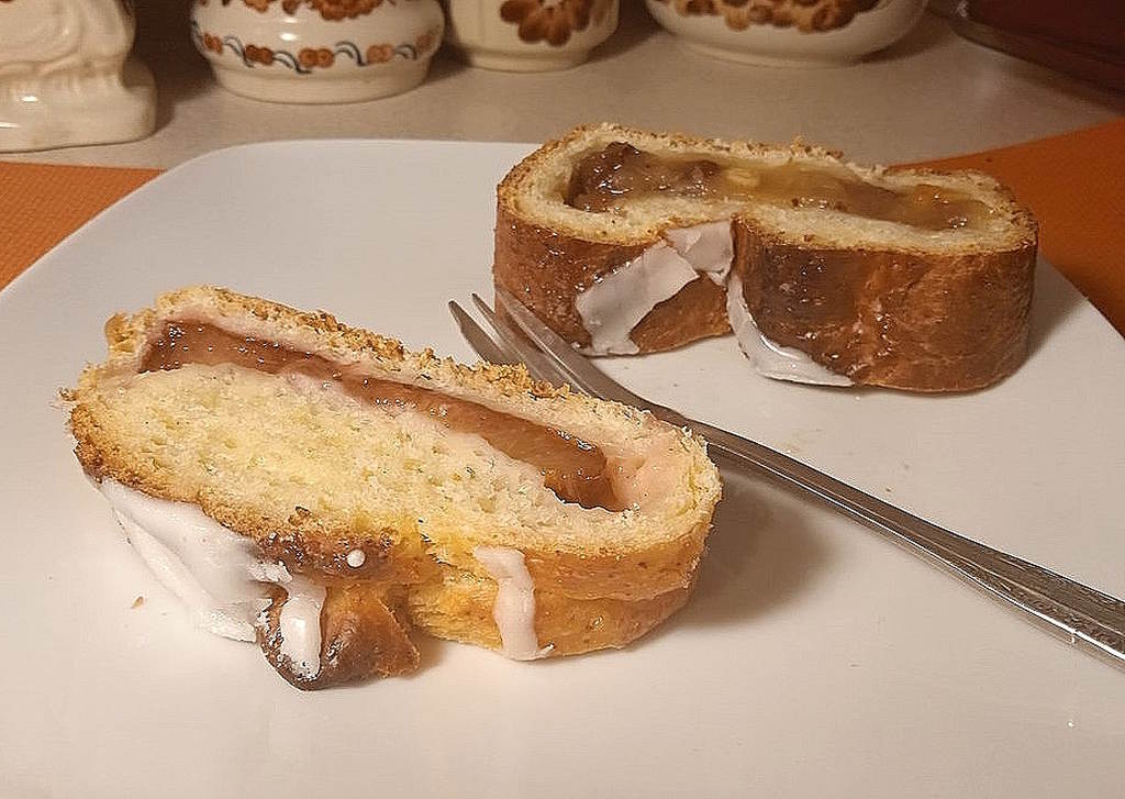 Strucla drożdżowa ze śliwkami i jabłkami