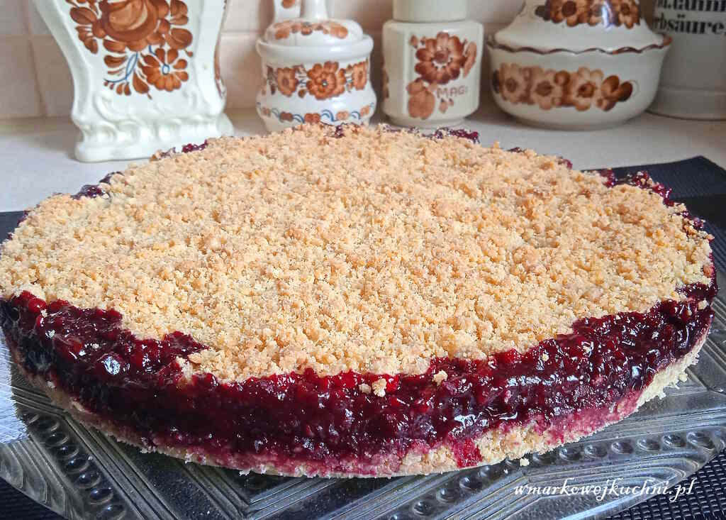 Upieczone ciasto z frużeliną wiśniową