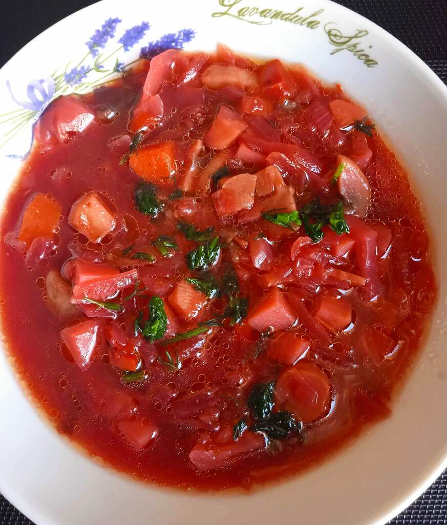 Zupa buraczkowa z pieczarkami