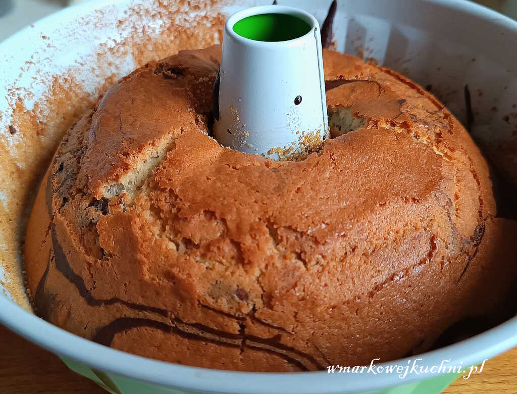 Upieczona babka marmurkowa