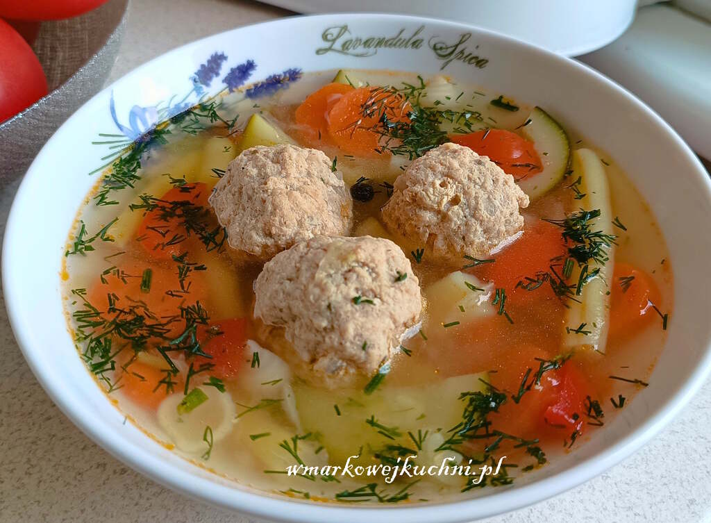 Letnia zupa z klopsikami